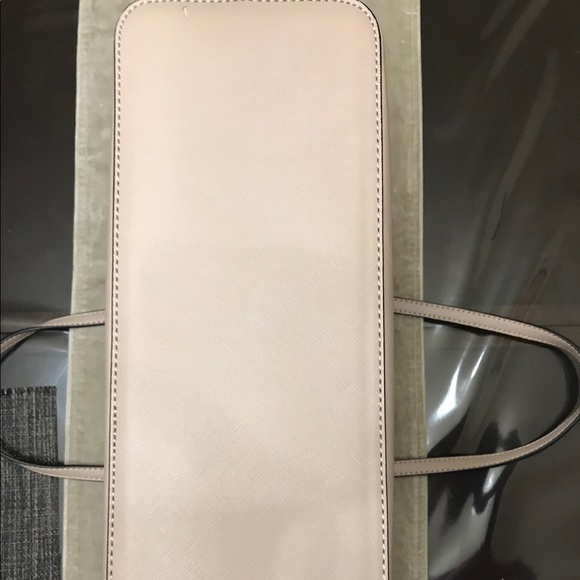 ♓️🅿️ NWT Guess large tote in taupe color - Picture 13 of 15